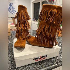minnetonka moccasin fringe boots